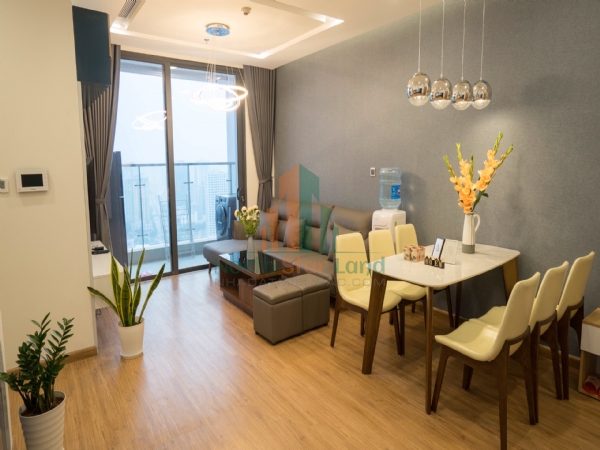 Cho thuê căn hộ cao cấp Vinhomes Metropolis, 2 phòng ngủ, view hồ và thành phố, tại quận Ba Đình.